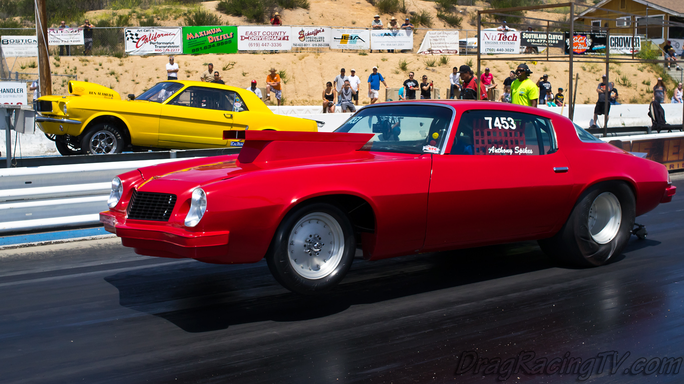 drag-racing-camaro-versus-ford-mustang.jpg